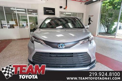 2025 Toyota Sienna LE