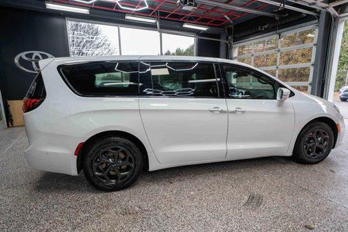 2022 Chrysler Pacifica Hybrid Touring L