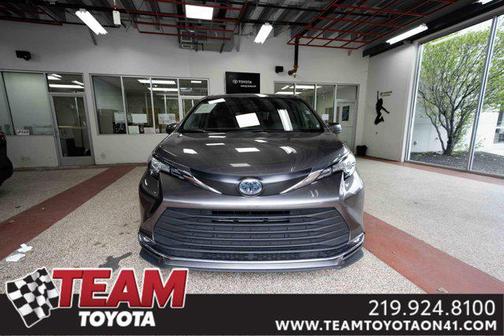 2023 Toyota Sienna XLE 8 Passenger