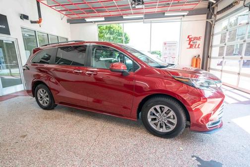 2023 Toyota Sienna XLE 8 Passenger