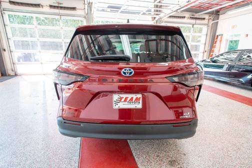 2023 Toyota Sienna XLE 8 Passenger