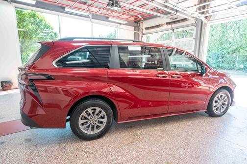 2023 Toyota Sienna XLE 8 Passenger