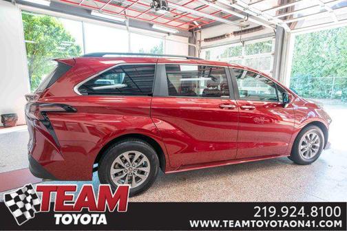 2023 Toyota Sienna XLE 8 Passenger