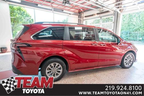 2023 Toyota Sienna XLE 8 Passenger