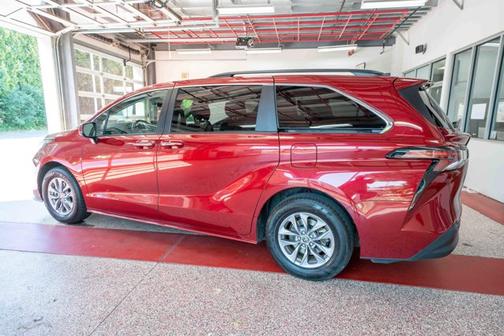 2023 Toyota Sienna XLE 8 Passenger