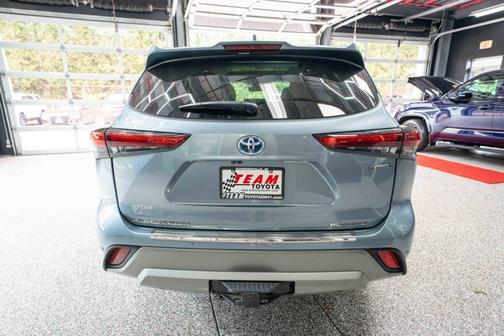 Moon Dust 2023 Toyota Highlander Hybrid Platinum