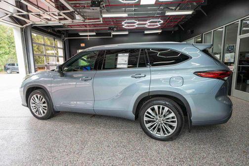 Moon Dust 2023 Toyota Highlander Hybrid Platinum