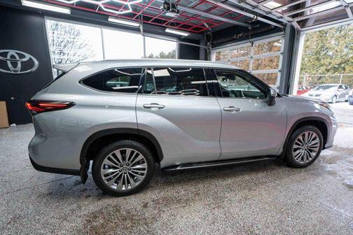 2024 Toyota Highlander Hybrid Platinum