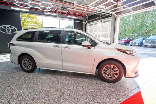 2024 Toyota Sienna XLE