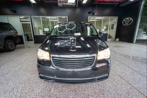 Brilliant Black Crystal Pearlcoat 2016 Chrysler Town & Country Touring