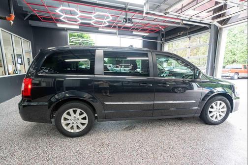 Brilliant Black Crystal Pearlcoat 2016 Chrysler Town & Country Touring