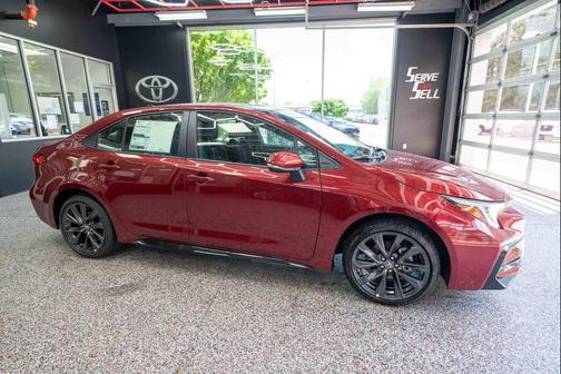 Ruby Flare Pearl/Midnight Black Metallic 2026 Toyota Corolla SE
