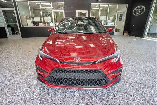 Ruby Flare Pearl/Midnight Black Metallic 2026 Toyota Corolla SE