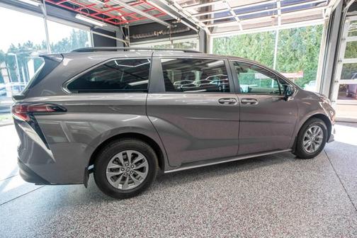 2022 Toyota Sienna XLE 7 Passenger