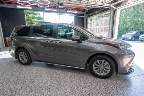 2022 Toyota Sienna XLE 7 Passenger