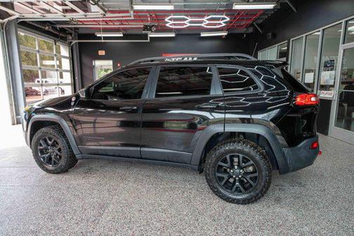 Diamond Black Crystal Pearlcoat 2017 Jeep Cherokee Trailhawk