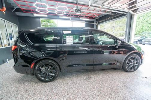 Diamond Black Crystal Pearlcoat 2025 Chrysler Pacifica Limited