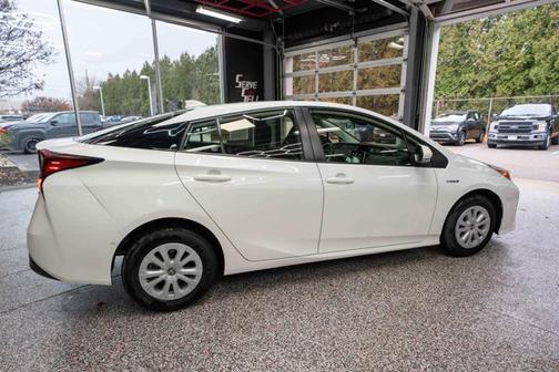 2022 Toyota Prius LE