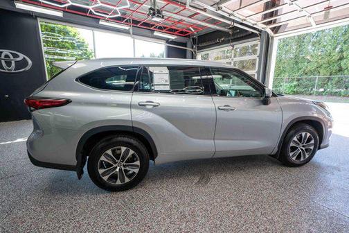 Celestial Silver Metallic 2022 Toyota Highlander Hybrid XLE