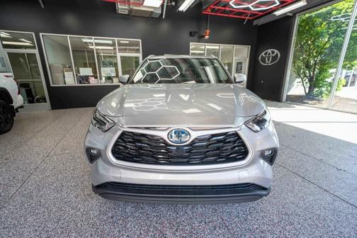 Celestial Silver Metallic 2022 Toyota Highlander Hybrid XLE