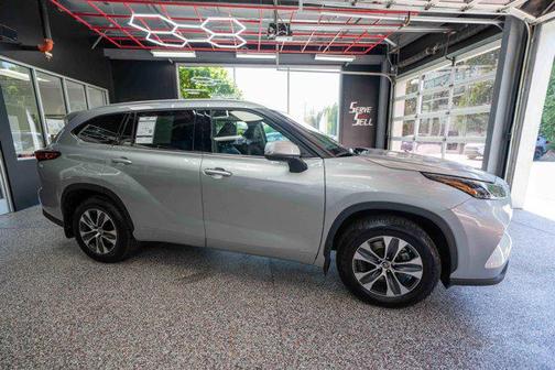 Celestial Silver Metallic 2022 Toyota Highlander Hybrid XLE
