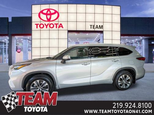 Celestial Silver Metallic 2022 Toyota Highlander Hybrid XLE