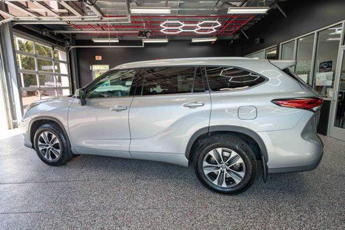 Celestial Silver Metallic 2022 Toyota Highlander Hybrid XLE