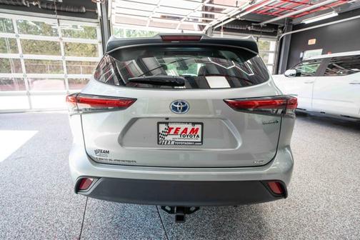 Celestial Silver Metallic 2022 Toyota Highlander Hybrid XLE