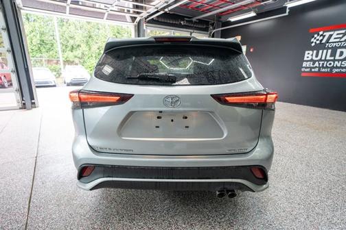 Celestial Silver Metallic 2024 Toyota Highlander XSE