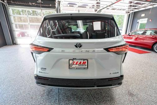 Wind Chill Pearl 2026 Toyota Sienna Platinum