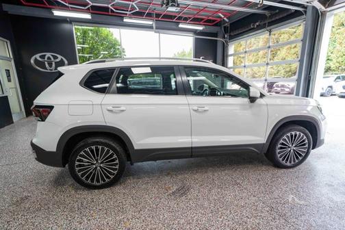 Pure White 2025 Volkswagen Taos 1.5T SE