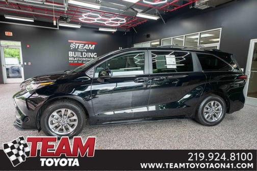 Midnight Black Metallic 2022 Toyota Sienna LE