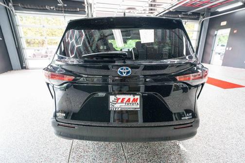 Midnight Black Metallic 2022 Toyota Sienna LE