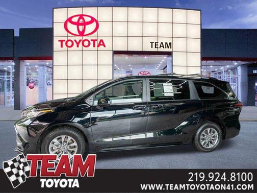 Midnight Black Metallic 2022 Toyota Sienna LE