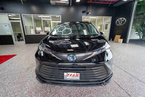 Midnight Black Metallic 2022 Toyota Sienna LE