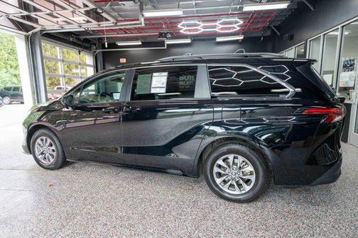 Midnight Black Metallic 2022 Toyota Sienna LE