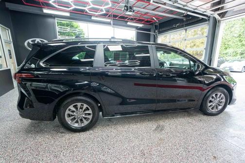 Midnight Black Metallic 2022 Toyota Sienna LE