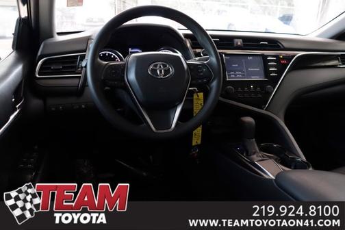 Photo 3 of 33 of 2018 Toyota Camry LE