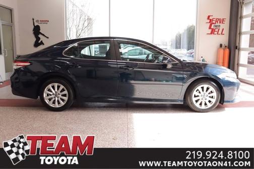 Photo 2 of 33 of 2018 Toyota Camry LE