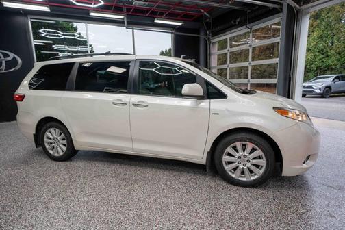 2017 Toyota Sienna XLE