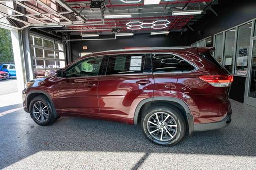 Ooh La La Rouge Mica 2017 Toyota Highlander XLE