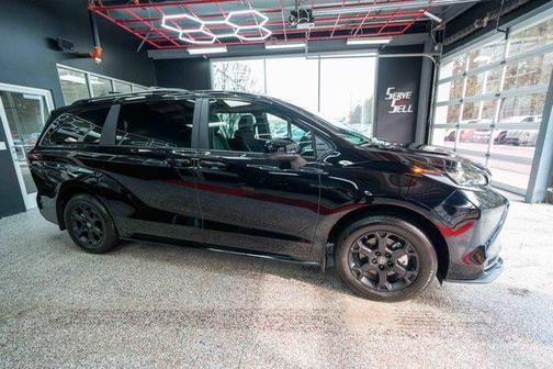 2025 Toyota Sienna Woodland Edition