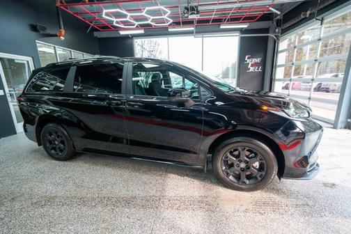 2025 Toyota Sienna Woodland Edition