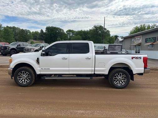 White Platinum Metallic Tri-Coat 2017 Ford F-250 Lariat 4x4 4dr Crew Cab 6.8 ft. SB Pickup