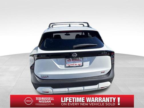 Aspen White Tri 2026 Nissan Kicks SR