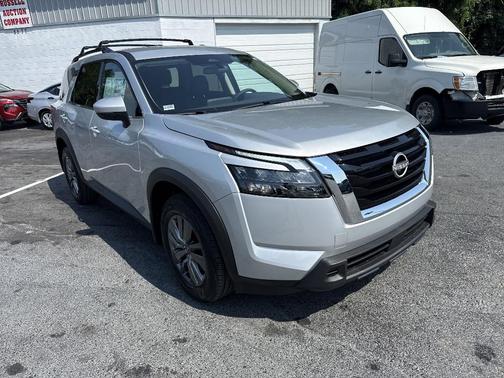 2025 Nissan Pathfinder SV