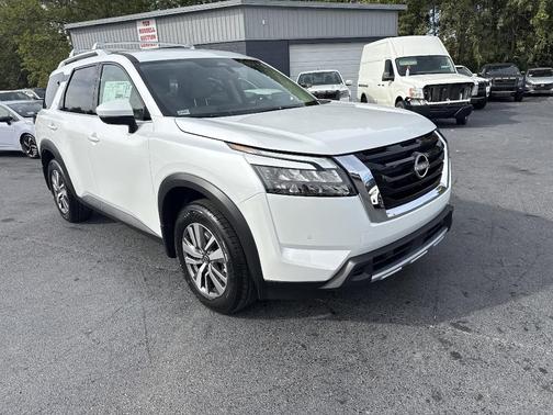 2025 Nissan Pathfinder SL