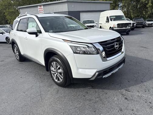 2025 Nissan Pathfinder SL