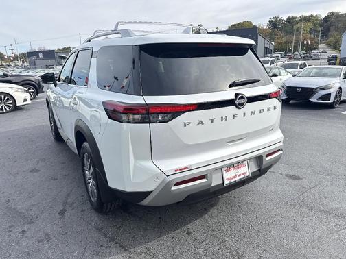 2025 Nissan Pathfinder SL