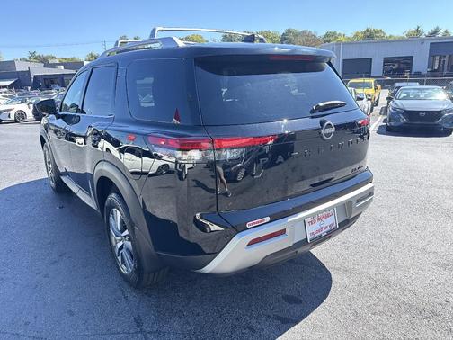 2025 Nissan Pathfinder SL